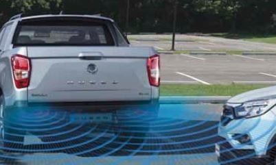 Varsel om kryssende trafikk bak bilen